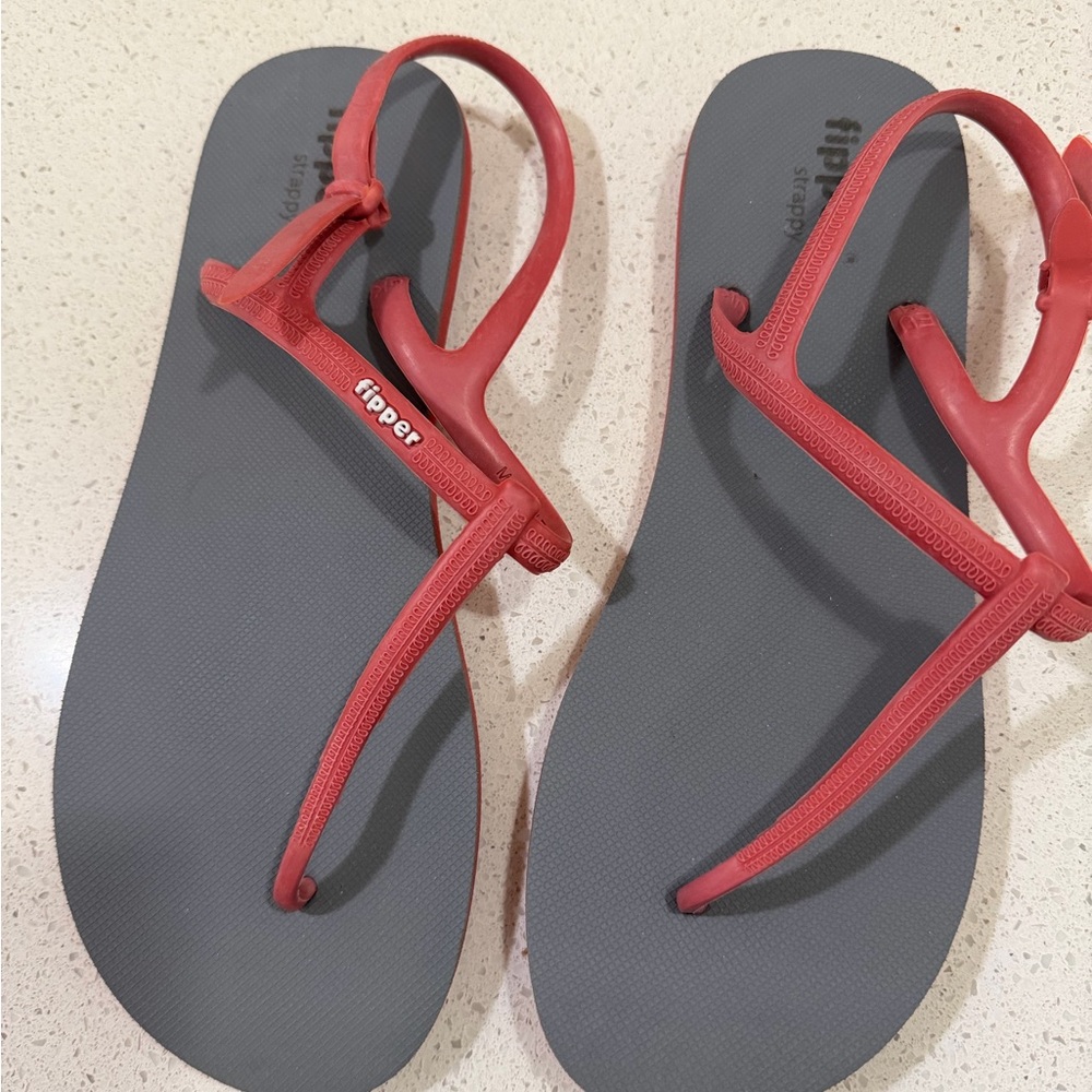 Fipper Strappy Sandals Women’s US 9 Red/Coral Straps NWOT Waterproof